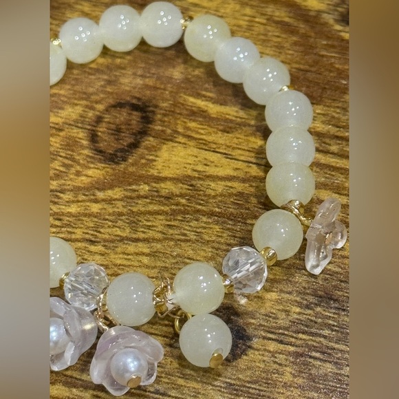 Elegant Beaded Bracelet with Gold Accents - Picture 4 of 4